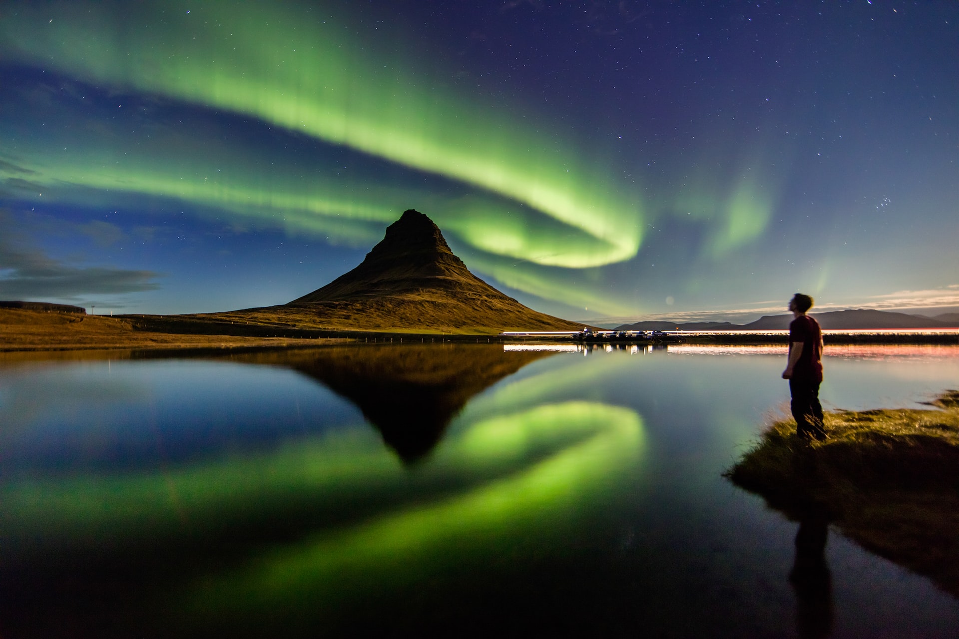 People seeing the northern lights in Iceland