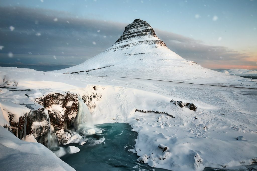 Vistas nevadas del Monte Kirkjufell en Snaefellsnes en Islandia.