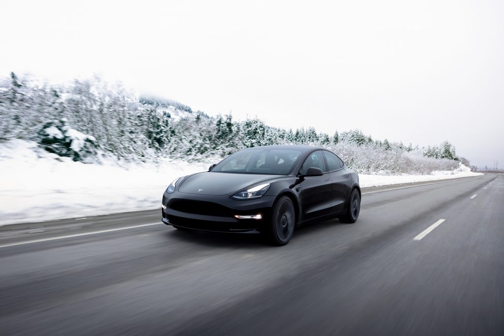 la Tesla Model 3 est adaptée aux routes d'hiver en Islande