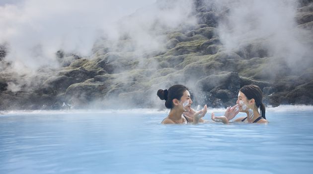 Se détendre dans le spa du Blue Lagoon en Islande est un incontournable lorsque vous voyagez en voiture à travers le pays