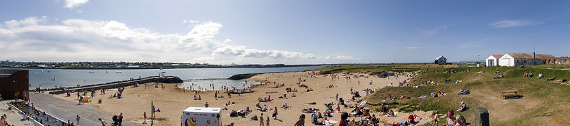 La plage de Nauthólsvík est située dans la capitale islandaise, Reykjavik