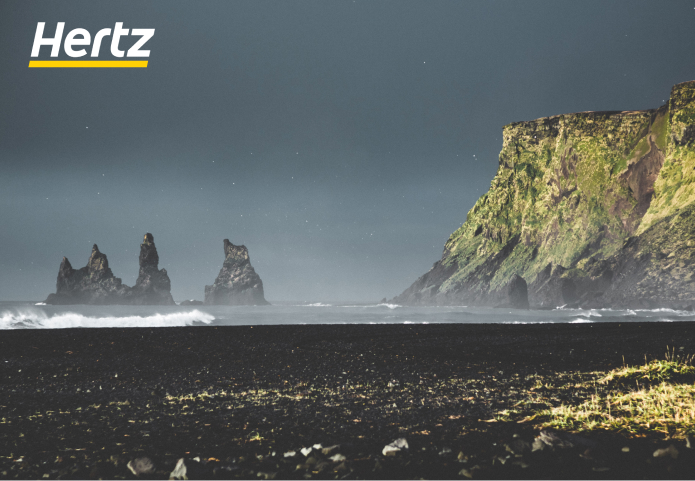 Louer une voiture pour découvrir la place de sable noir de Reynisfjara en Islande