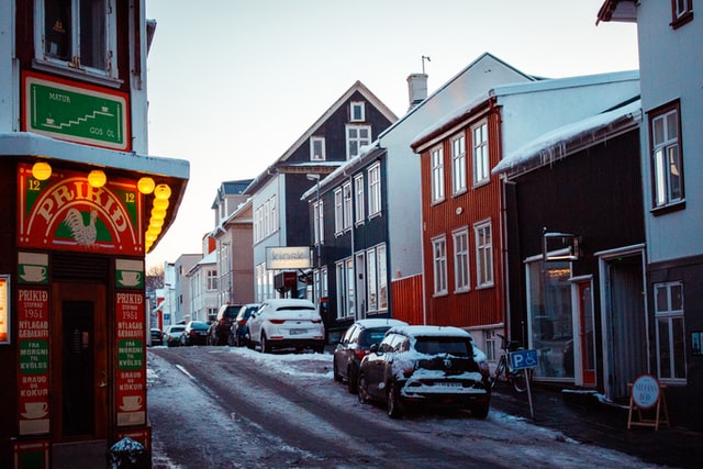 il y a des parkings gratuits et payants dans la ville de Reykjavik