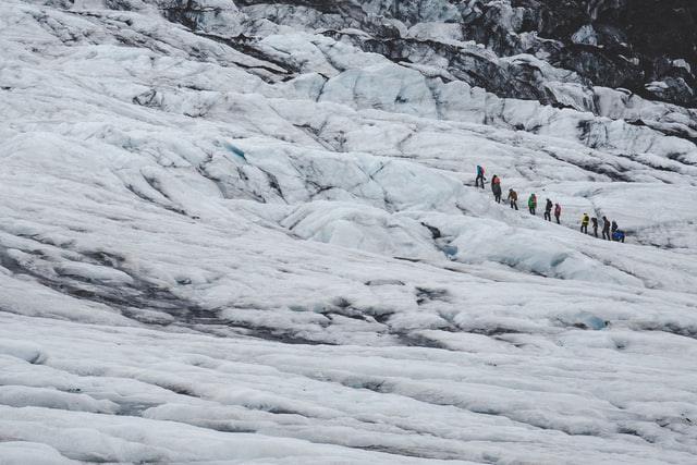 la randonnée sur glacier est l'une des activités de plein air les plus célèbres en Islande