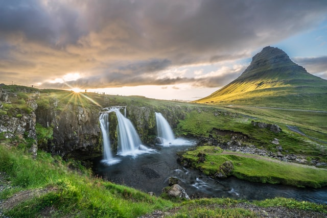 la cascade de Kirkjufell est l'une des attractions à ne pas manquer en Islande