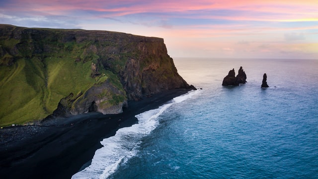 vue d'en haut d'une plage de sable noir d'Islande