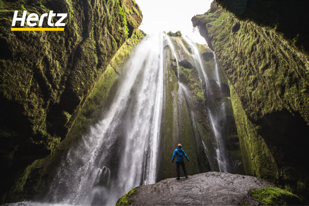 Gljúfrabúi est une cascade cachée près de Seljalandsfoss