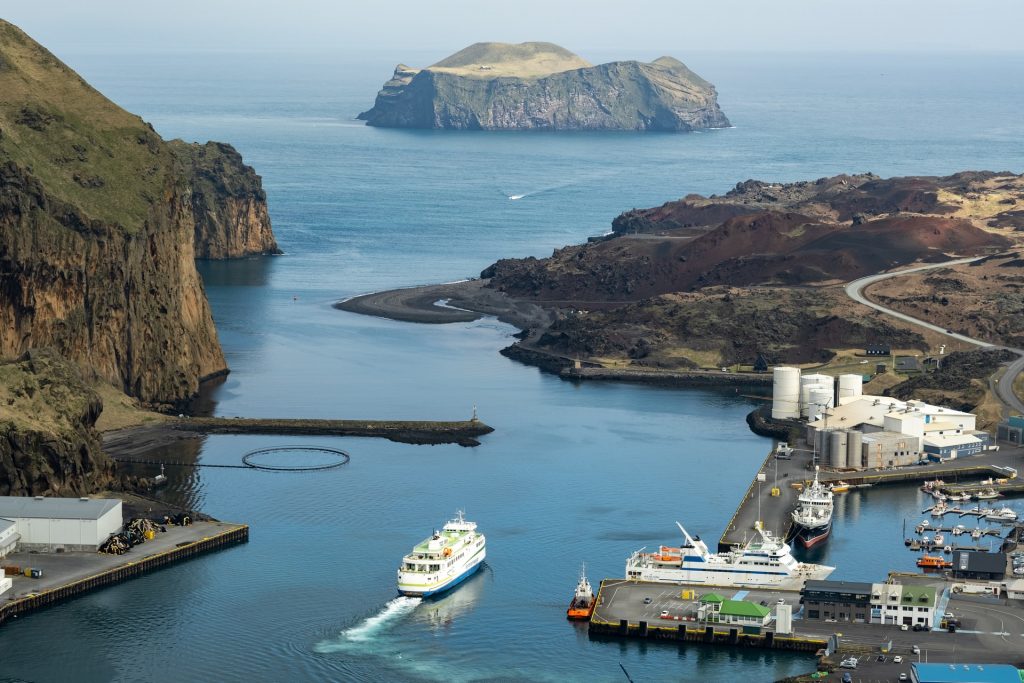 Les îles sont également appelées Vestmannaeyjar, seule la plus grande d'entre elles (Heimaey) est habitée