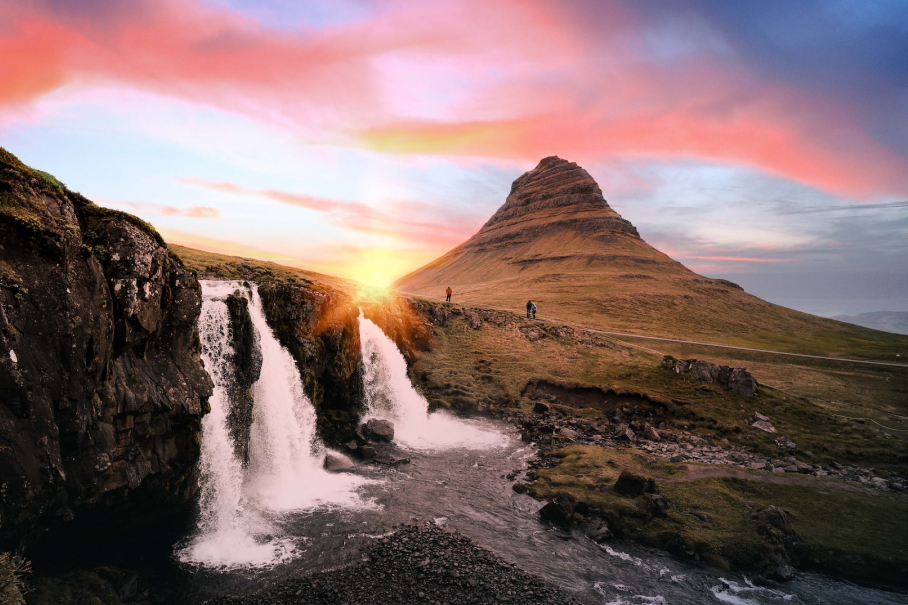 le mont de Kirkjufell est très célèbre dans l'ouest de l'Islande