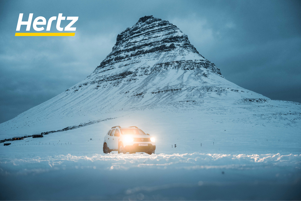 Il est facile de visiter la montagne Kirkjufell en voiture de location