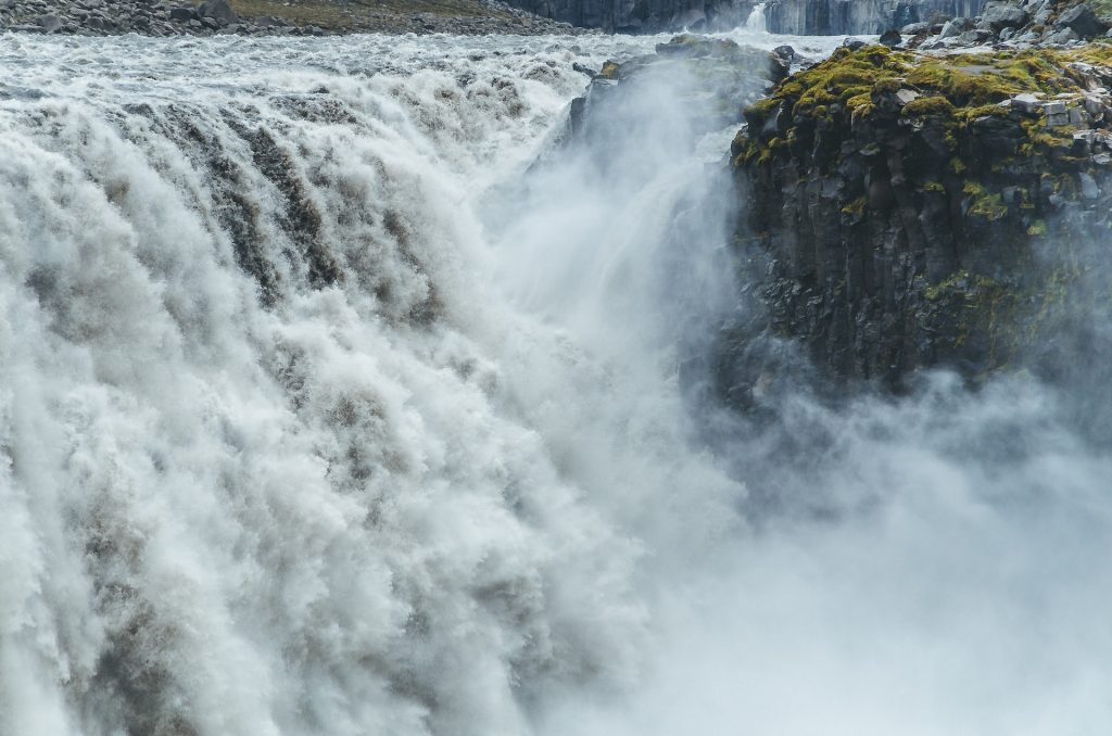 Dettifoss est une cascade située dans le nord de l'Islande, considérée comme la plus puissante d'Europe