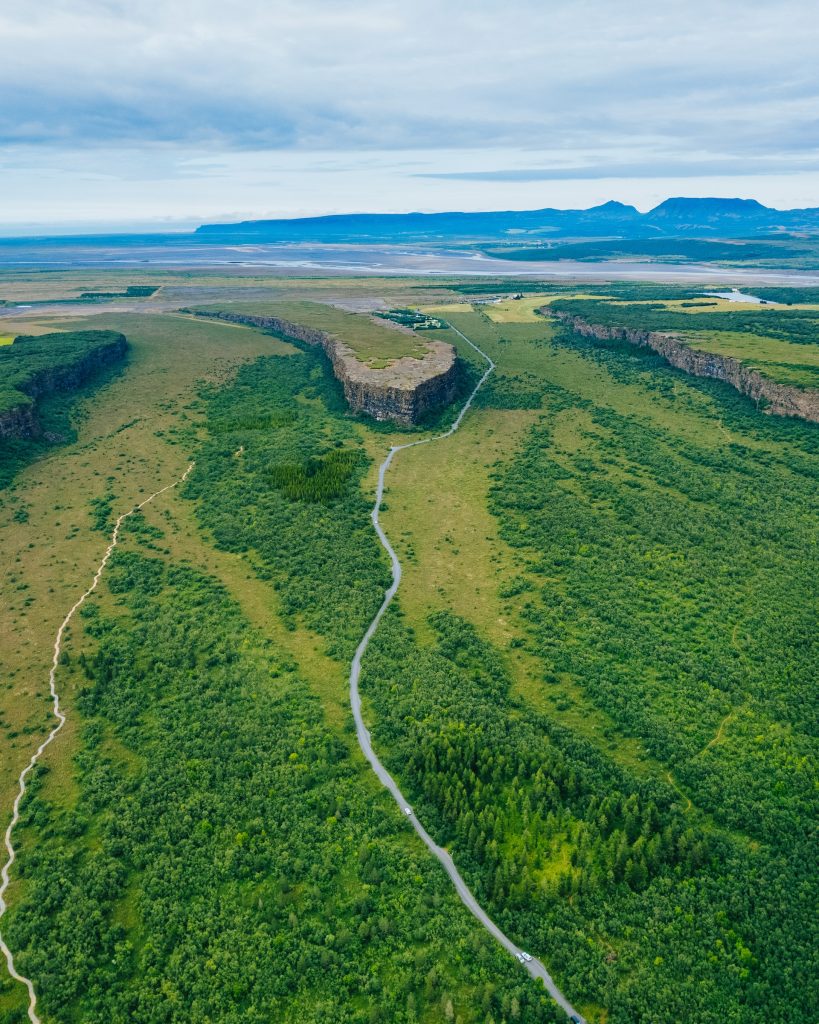 le canyon d'Ásbyrgi est une spectaculaire dépression en forme de fer à cheval, située dans le nord-est de l'Islande et imprégnée de folklore