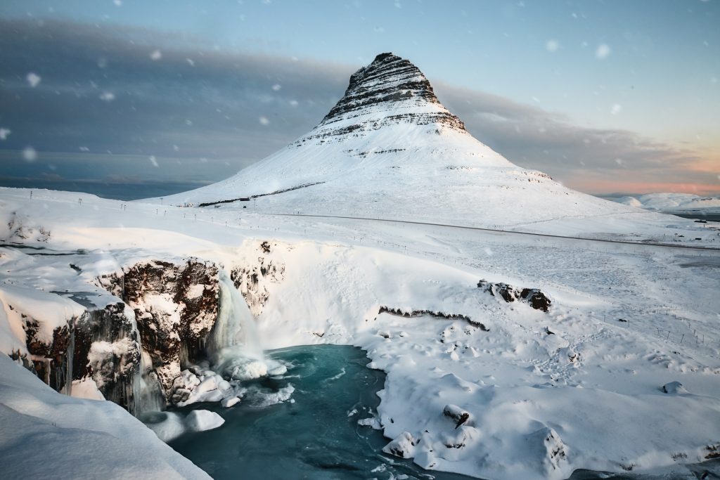 Kirkjufell recouvert de neige en Islande