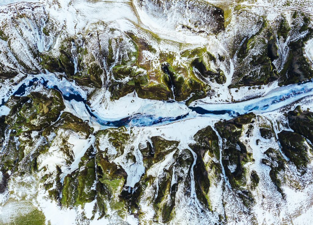 le wintry canyon en Islande