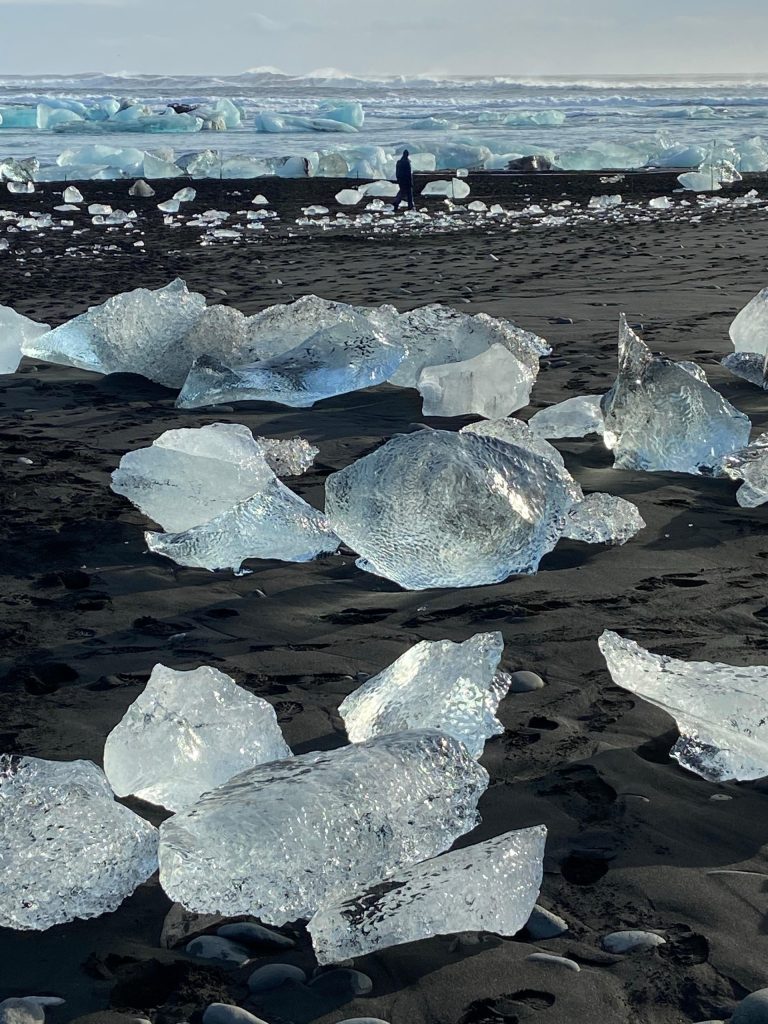 visiter la plage de sable noir en Islande en mars