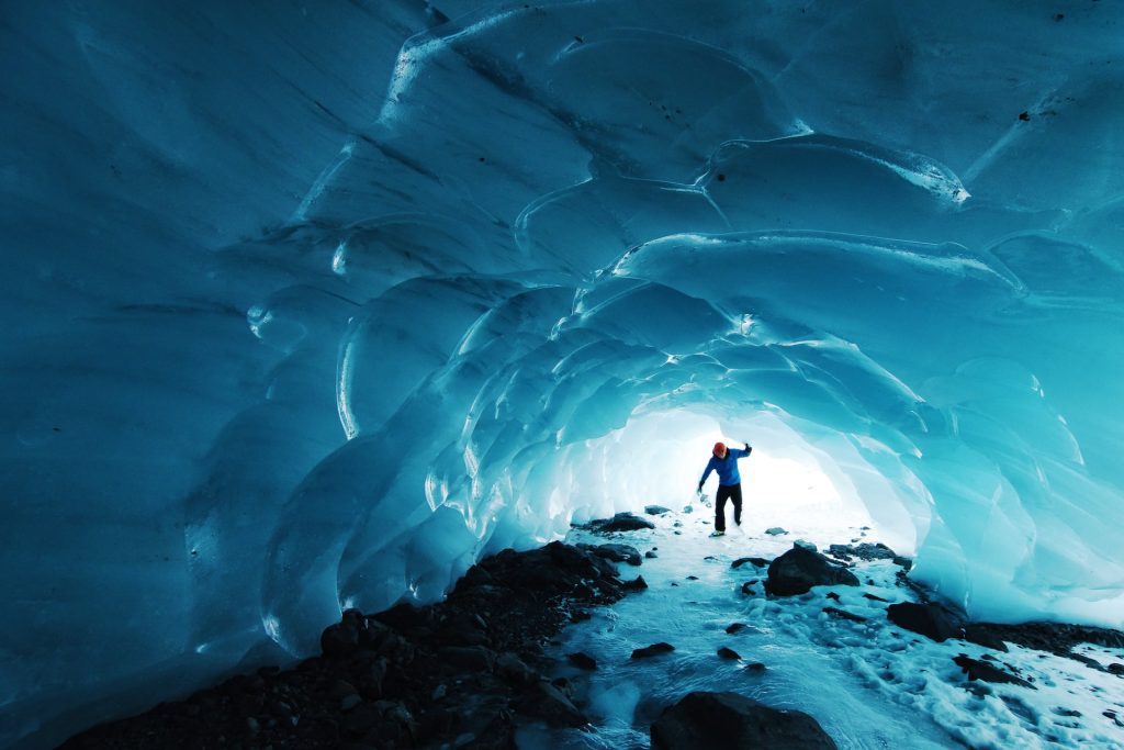 visiter une grotte de glace en Islande