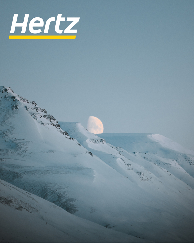 la lune hivernale derrière une montagne en Islande en hiver