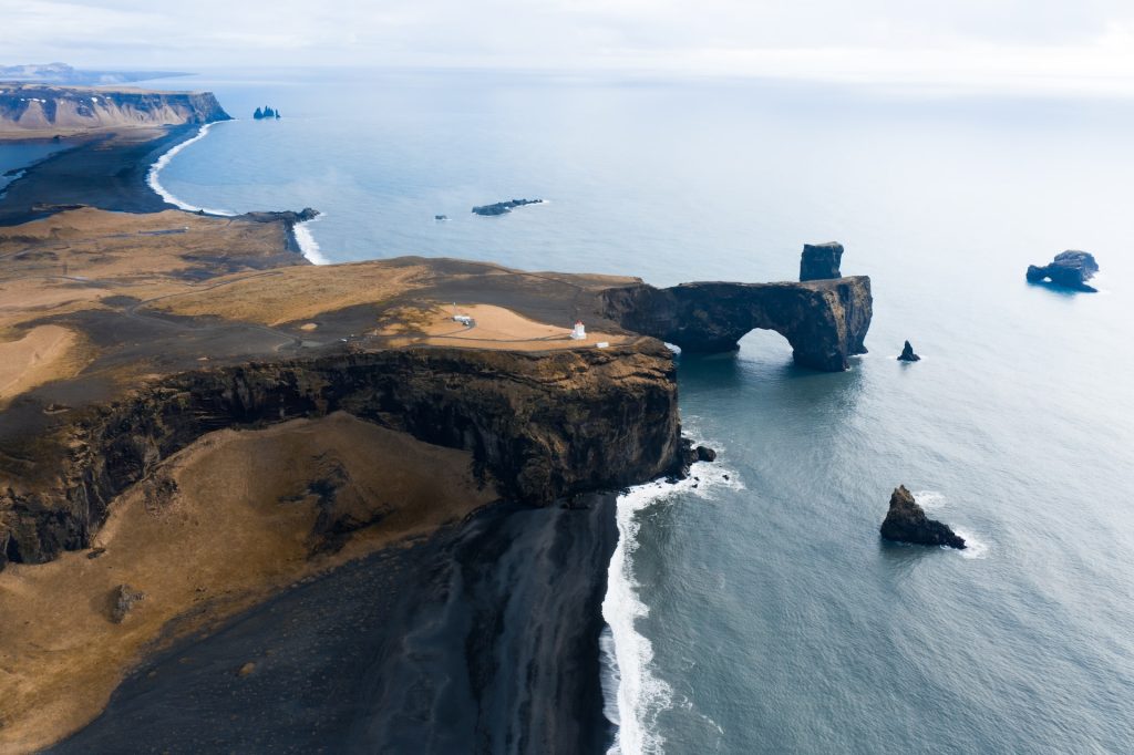 vue de drone de Dyrholaey dans le sud de l'Islande en mai