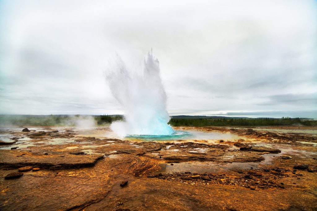 la vue de strokkur en mai en Islande