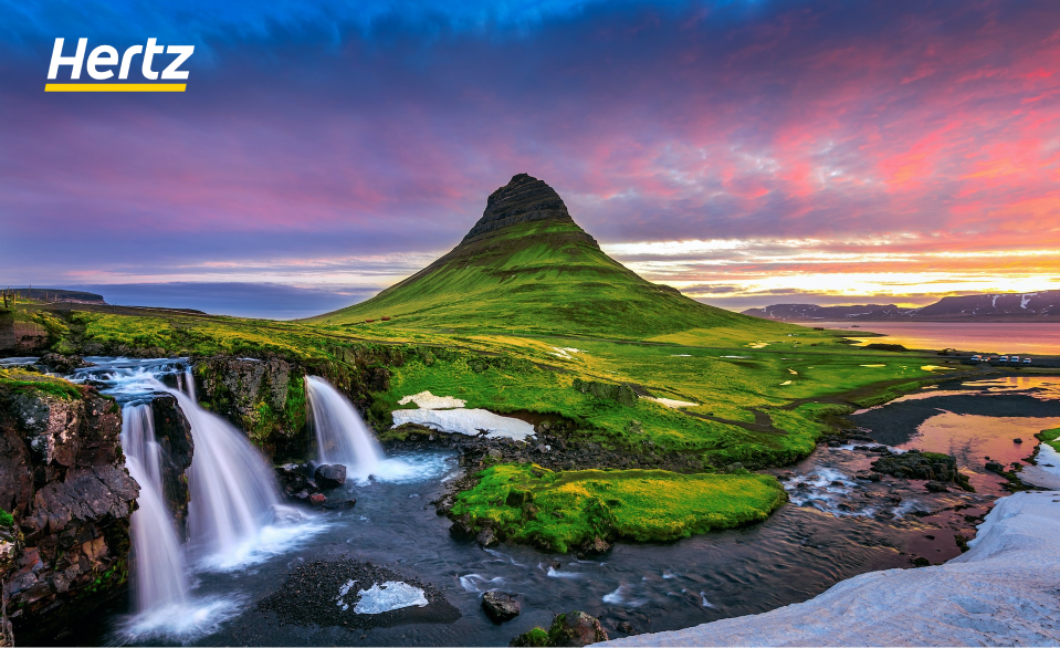 vue du soleil de minuit à Kirkjufell en Islande