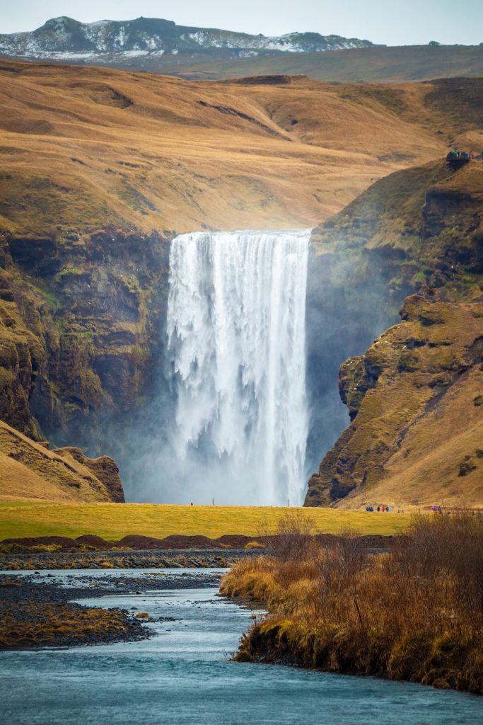 Skogafoss sur la côte Sud d'Islande en mai