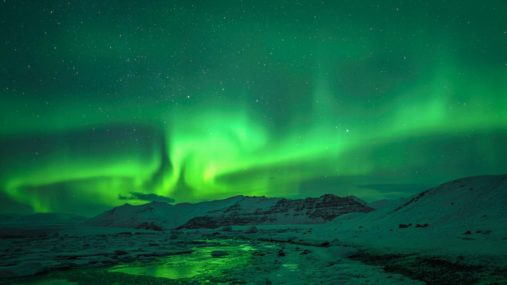 observer les aurores boréales à Jokulsarlon en Islande 