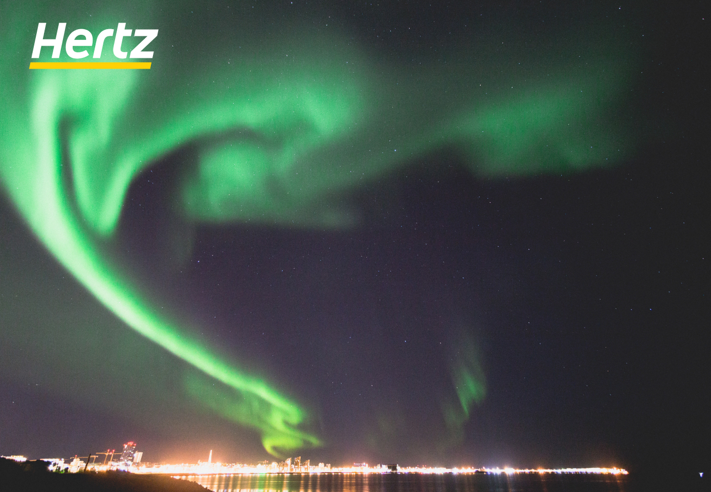 Alquila un coche y recorre Islandia para ver las auroras boreales en invierno.