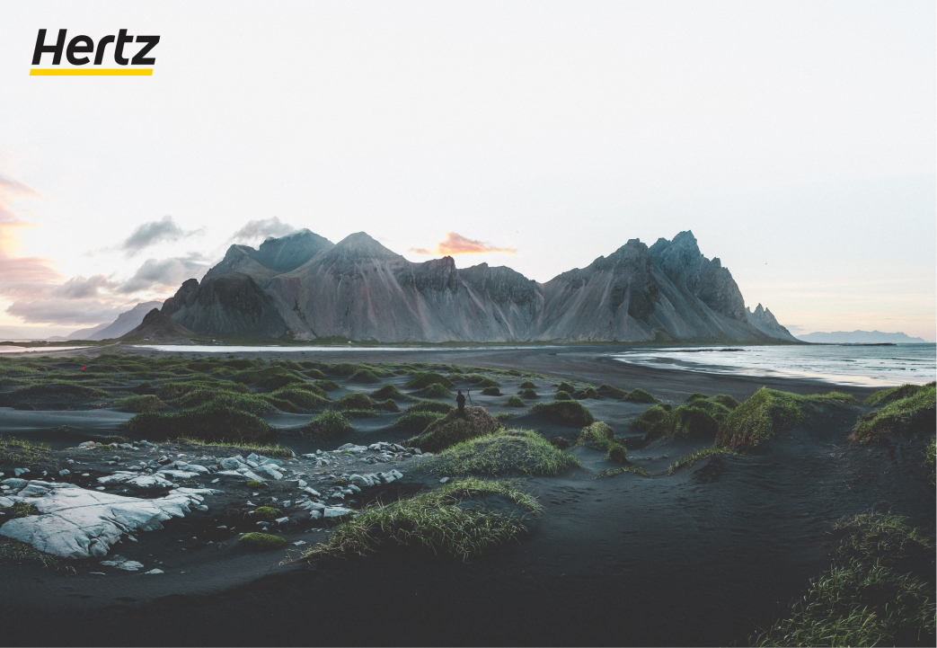 Alquila un coche y visita el Monte Vestrahorn en Islandia.