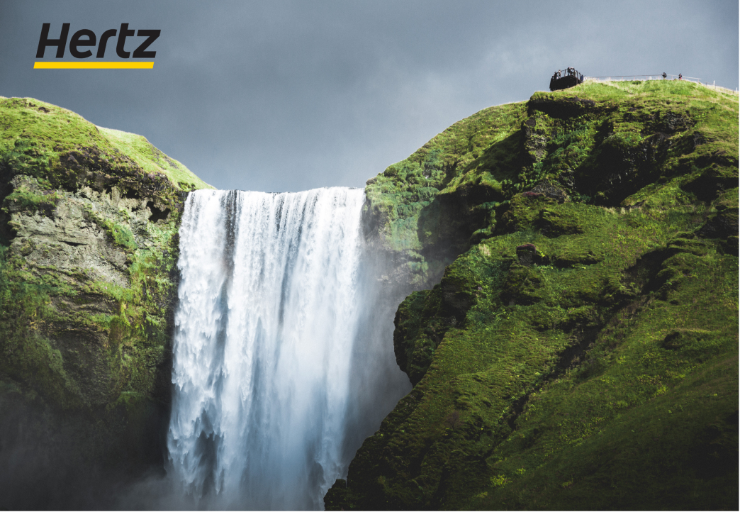 Skógafoss es una famosa cascada ubicada en la costa sur de Islandia.