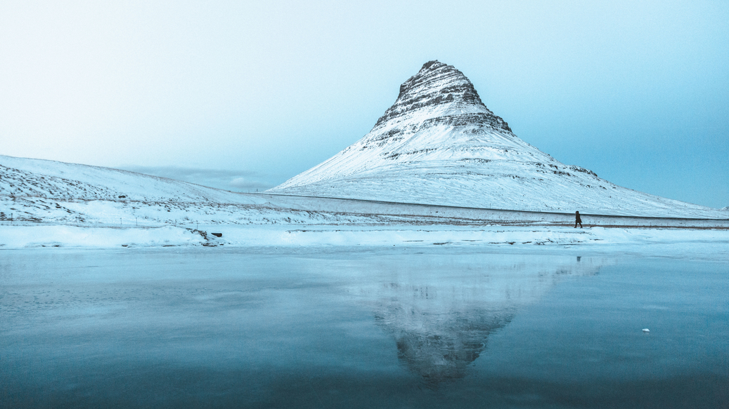 Monte Kirkjufell en Islandia en invierno.