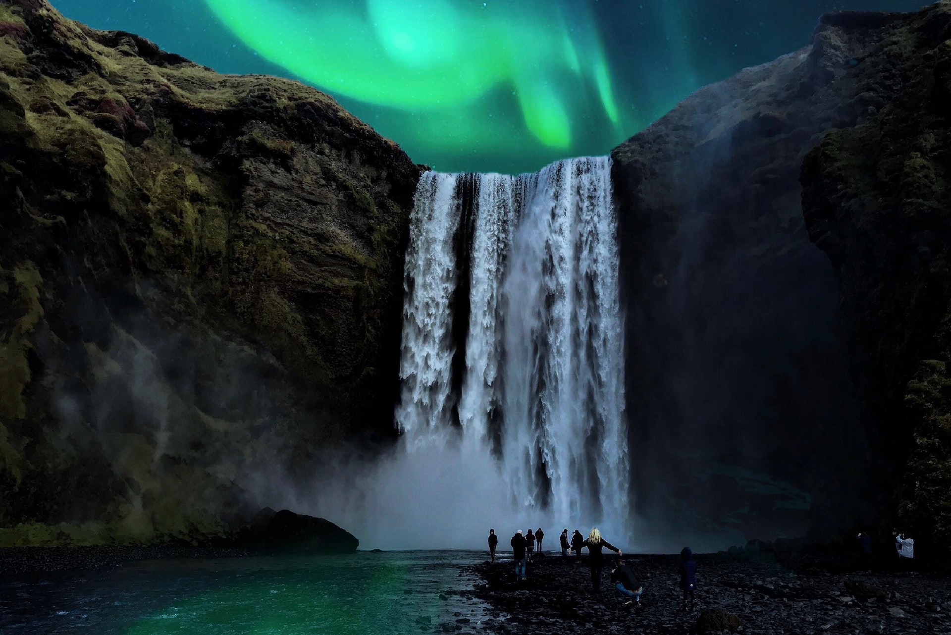 Cascada Skógafoss en la costa sur bajo las auroras boreales.