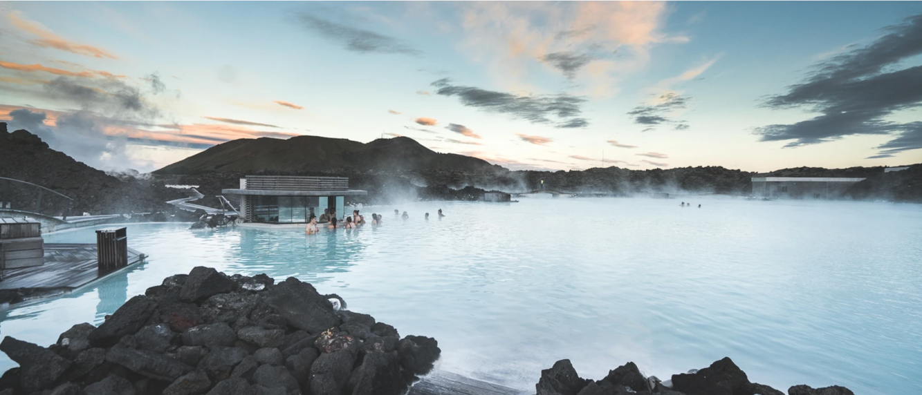 Visitar el balneario de la Laguna Azul es una de las mejores cosas que hacer en noviembre en Islandia.