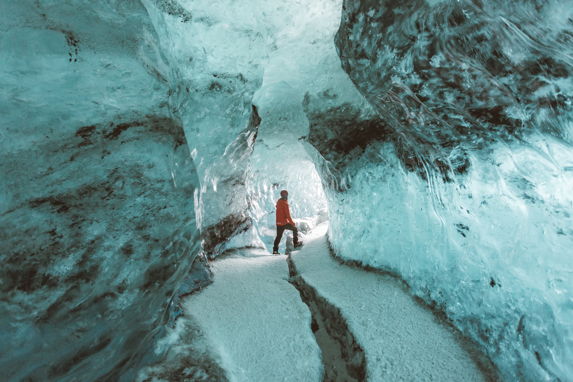 Visitando la cueva de hielo en noviembre en Islandia.