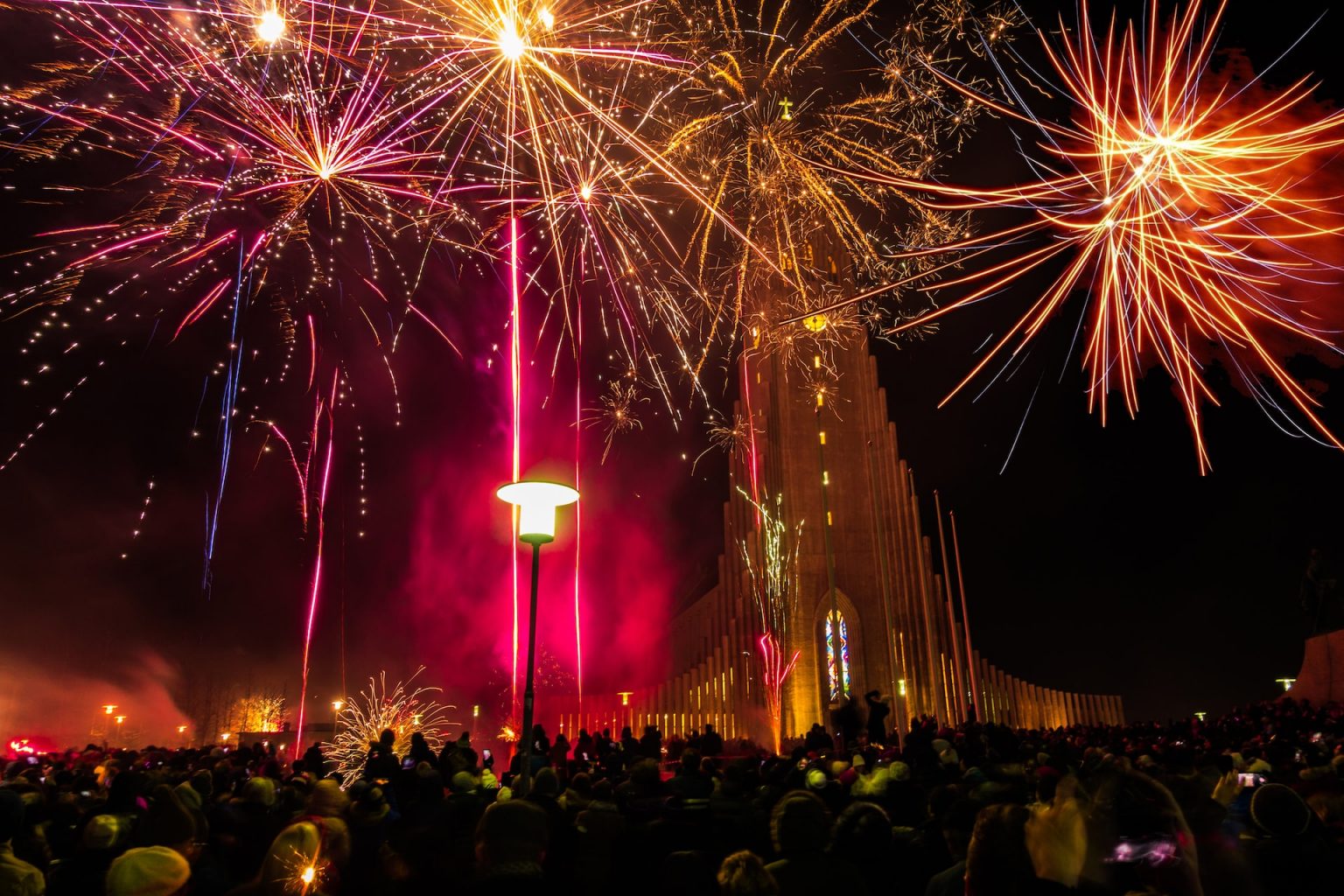 Fuegos artificiales en Nochevieja en Islandia.