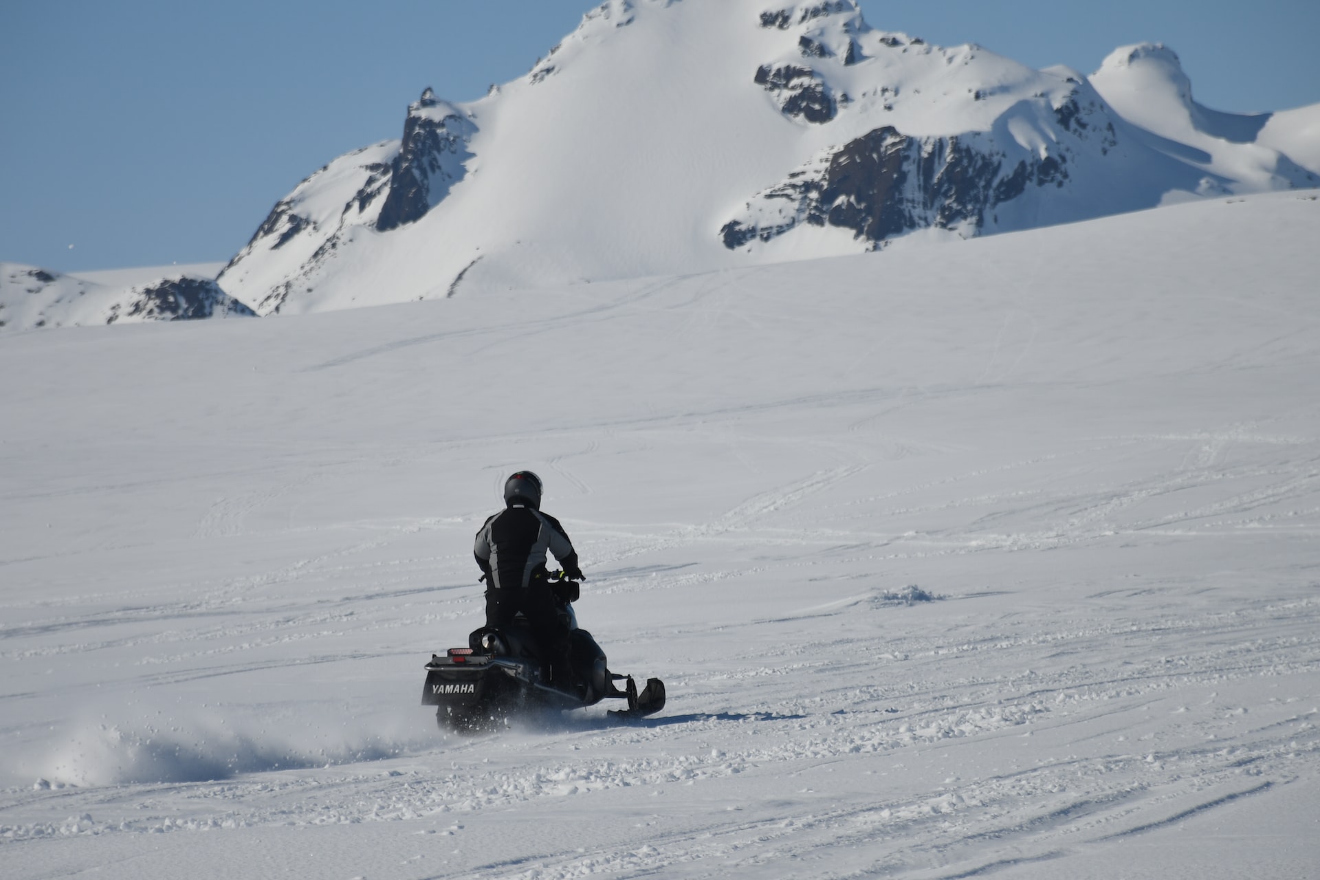 La excursión en moto de nieve es una actividad popular en Islandia.