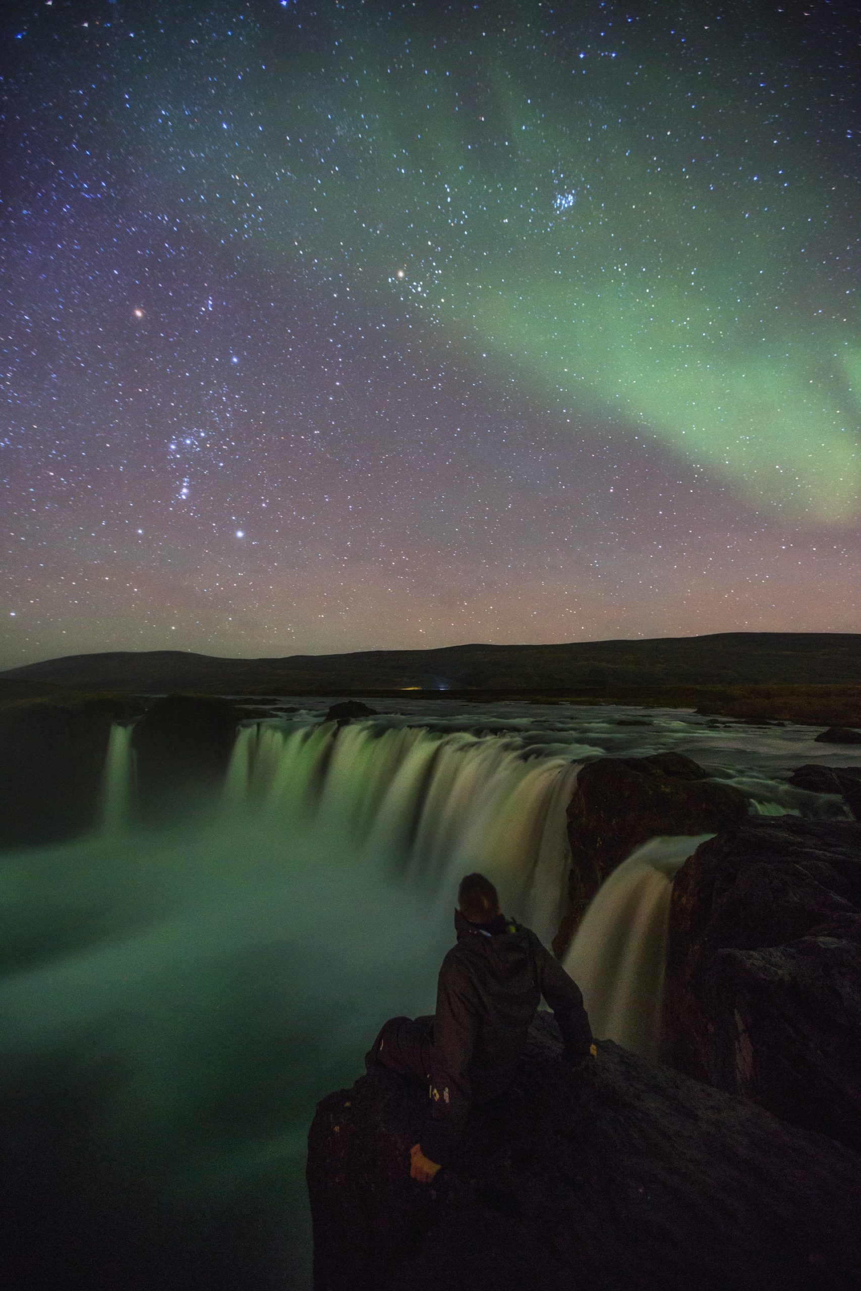 Conducir hasta Godafoss y ver la aurora boreal es una de las mejores cosas que hacer en Islandia.