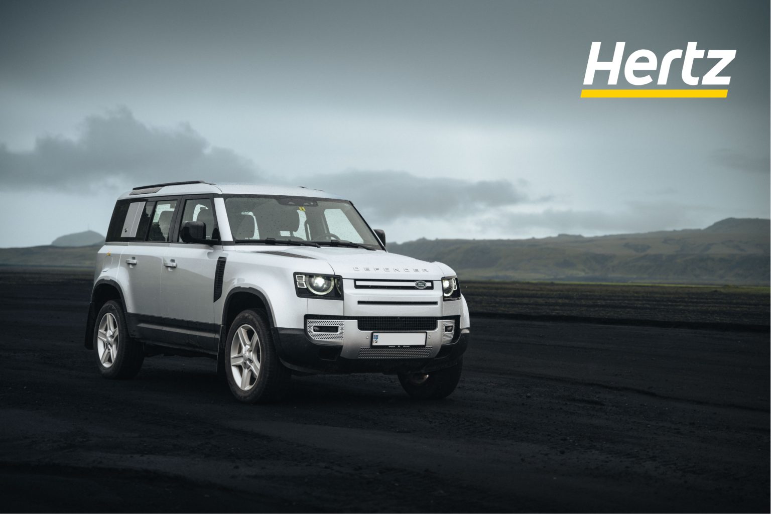 El robusto Land Rover Defender es el mejor coche de alquiler en Islandia.