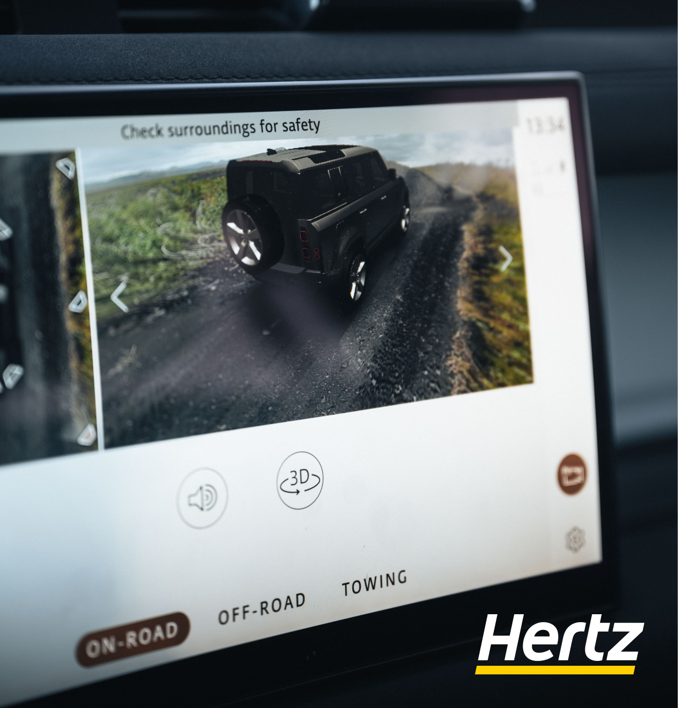 El Land Rover Defender de alquiler de Hertz Islandia cuenta con grandes pantallas en las que puedes comprobar todo lo que hay alrededor del coche.