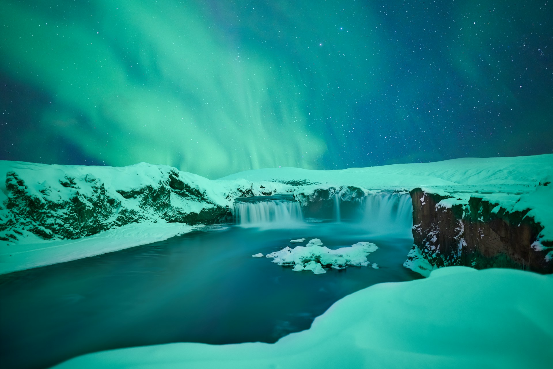 La aurora boreal con vistas al invierno nevado en el norte de Islandia.