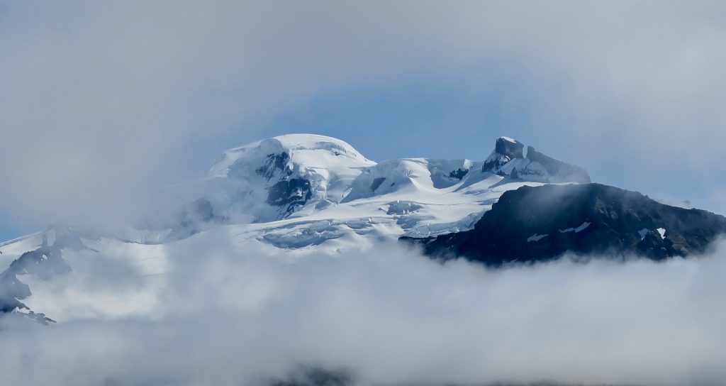 the Hvannadalshnúkur mountain is the highest peak of Iceland