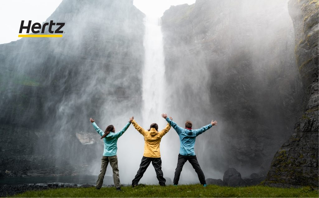 happy travellers with Hertz iceland