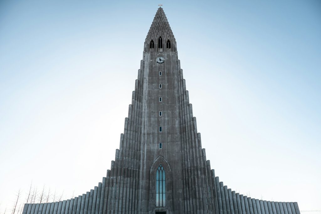 how's Hallgrimskirkja look like